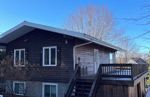 Austin Chalet De Esquí | Charming Chalet in Mansonville, QC – Lake View & Pet-Friendly | 31+ Day Rental