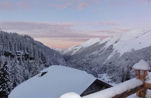 Les Lindarets Chalet De Esquí | charming cottage south ViewThe doors from the sun