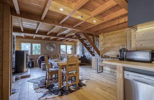 Bluffy Chalet De Esquí | 🏡 Charming Chalet with Pool – Between Lake and Mountains in Bluffy