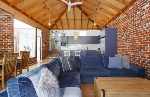 South Fremantle Casa | Charming Charles -Pet friendly near cafes and beaches