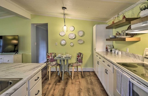 Charleston Cabaña | Charming Charleston Cottage: 2 Mi to Folly Beach!