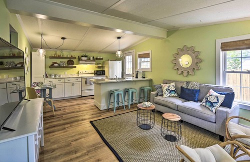 Charleston Cabaña | Charming Charleston Cottage: 2 Mi to Folly Beach!