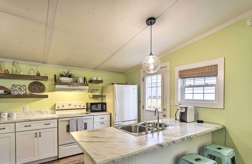 Charleston Cabaña | Charming Charleston Cottage: 2 Mi to Folly Beach!