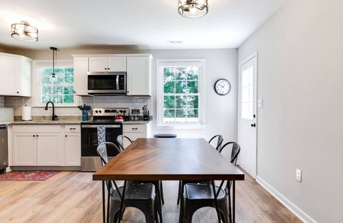 Dumbarton Casa | Charming, Cheerful 3 Bedroom Home in Richmond, VA!