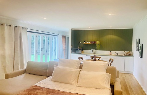 Graceville Casa | Charming Chelmer Guesthouse walking distance to cafes, restaurants, and trains