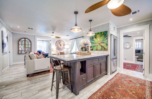 Blanco Cabaña | Charming Chic Cottage w/ Walk to Downtown & River