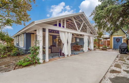 Blanco Cabaña | Charming Chic Cottage w/ Walk to Downtown & River