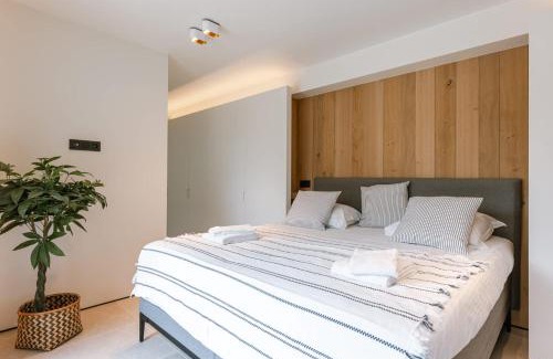 Lichtervelde Casa | Charming Chic Stay with Garden Views & Parking