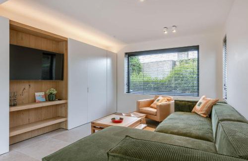 Lichtervelde Casa | Charming Chic Stay with Garden Views & Parking