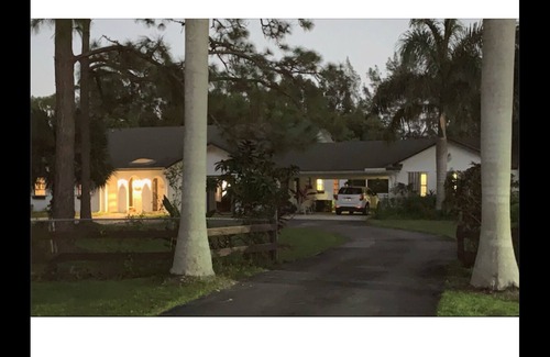 Hunt Club Casa | Charming City-Ranch in 2.5 Acres with private pool in Gated Community