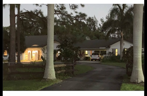 Hunt Club Casa | Charming City-Ranch in 2.5 Acres with private pool in Gated Community