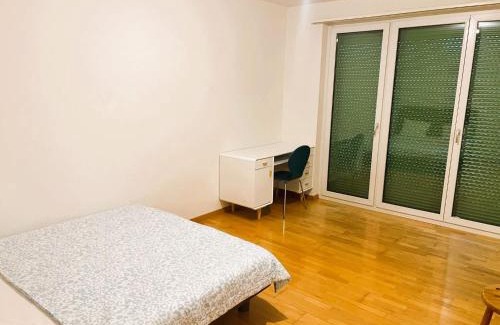 Alt-Wiedikon Apartamento | Charming City Center Flat with Balcony Steps from Zurich Historic Schloss