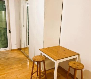 Alt-Wiedikon Apartamento | Charming City Center Flat with Balcony Steps from Zurich Historic Schloss