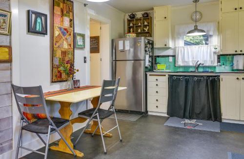St. Johns Casa | Charming City Cottage about 8 Mi to Downtown Portland!