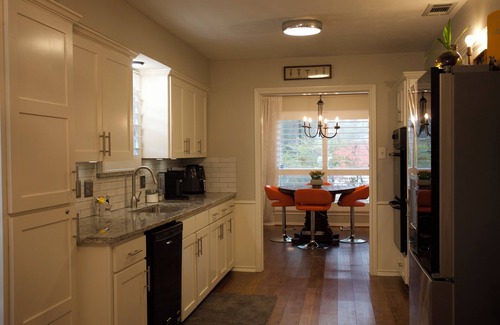 Allen Casa | Charming Classy & Elegant 2-bedroom home with fitness room! Sleeps 4