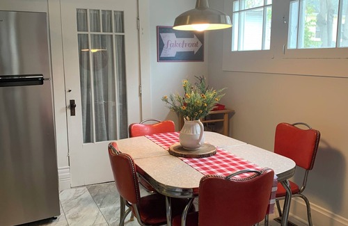 Lakeside Cabaña | Charming Cottage in Lakeside close to Lake, Downtown & Central Park