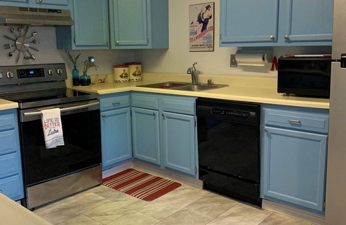 Lakeside Cabaña | Charming Cottage in Lakeside close to Lake, Downtown & Central Park