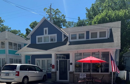 Lakeside Cabaña | Charming Cottage in Lakeside close to Lake, Downtown & Central Park