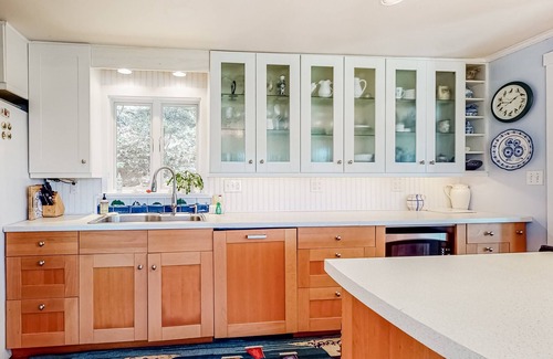 West Boothbay Harbor Casa | Charming coastal cottage with high-speed WiFi, furnished deck, gas grill, & dock