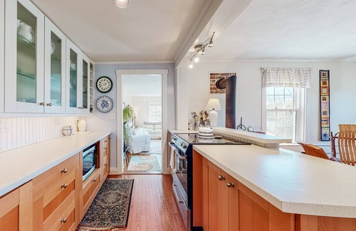 West Boothbay Harbor Casa | Charming coastal cottage with high-speed WiFi, furnished deck, gas grill, & dock