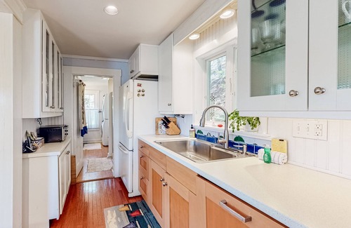 West Boothbay Harbor Casa | Charming coastal cottage with high-speed WiFi, furnished deck, gas grill, & dock