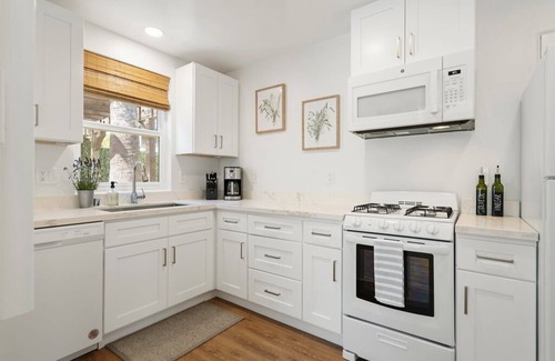 Beach Barber Tract Casa | Charming Coastal Cottage - Windansea Beach Walkable
