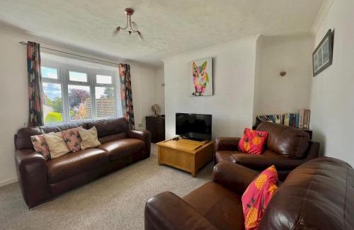 Mumbles Casa | Charming Coastal Cottage Near Mumbles with Garden Pass the Keys