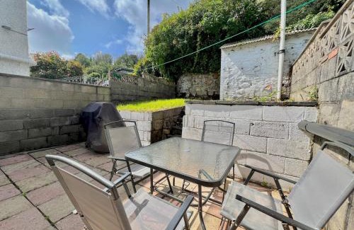 Mumbles Casa | Charming Coastal Cottage Near Mumbles with Garden Pass the Keys