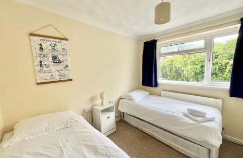 Mumbles Casa | Charming Coastal Cottage Near Mumbles with Garden Pass the Keys