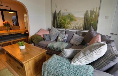 Skelton-in-Cleveland Casa | Charming Coastal Cottage with Hot Tub and Garden Sleeps 8