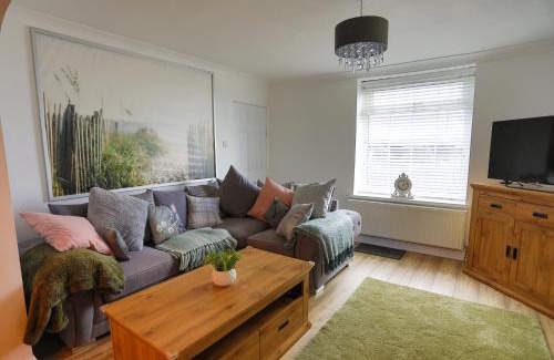 Skelton-in-Cleveland Casa | Charming Coastal Cottage with Hot Tub and Garden Sleeps 8
