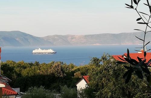 Drenje Apartamento | Charming Coastal Escape with Sea Views - 7 Guests