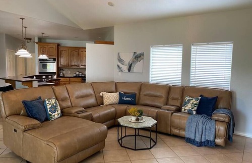 Dinero Casa | Charming Coastal Lakehouse *ALL INCLUSIVE*
