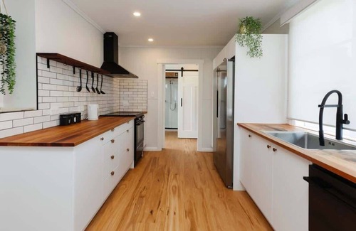 New Plymouth Cabaña | Charming Cottage - with deck & beach access