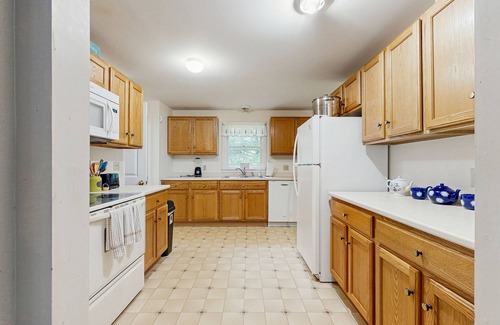 Port Clyde Casa | Charming Coastal Retreat with Comfortable Living Space and Washer/Dryer
