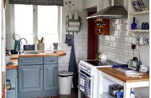 Flushing Casa | Charming Coastal Retreat in Flushing, Cornwall | Cosy Village Home with Parking & Outdoor Space, Near Beach & Falmouth Ferry
