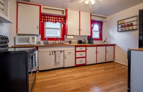 Cody Casa | Charming Cody Home - sleeps 5, walking distance to downtown!