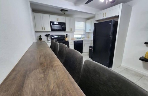 Northwest Orlando Casa | Charming College pk Duplex @Lake Fairview Sleeps 8