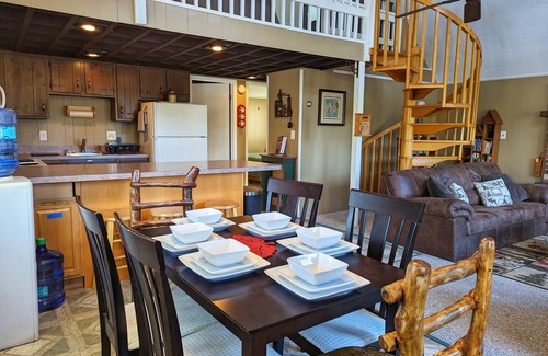 Mount Pocahontas Cabaña | Charming Colville Cottage with King Bed/Deck/Pet Friendly!