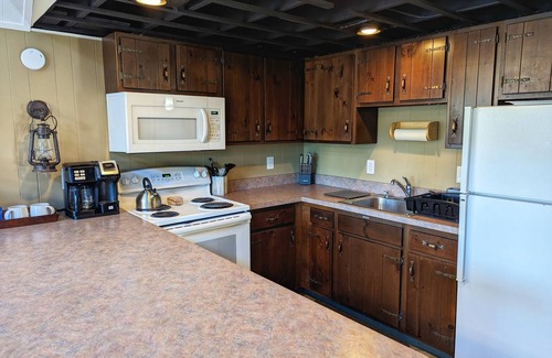 Mount Pocahontas Cabaña | Charming Colville Cottage with King Bed/Deck/Pet Friendly!