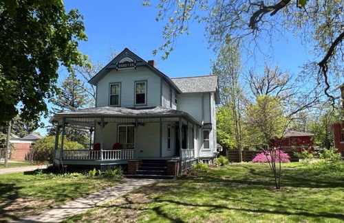 Kalamazoo Apartamento | Charming, comfortable 1 Bedroom/1Bath on gorgeous historic street.