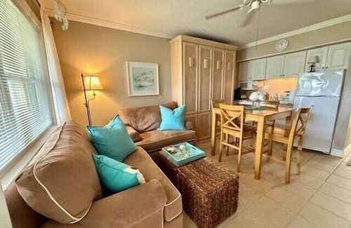 Stone Harbor Condominio | charming condo just three blocks from the beach