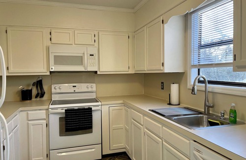 Winston - Salem Apartamento | Charming Condo Near WFU, Full Kitchen, Strong WiFi, Charming condo near WFU, full kitchen, strong Wi