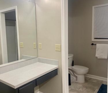 Winston - Salem Apartamento | Charming Condo Near WFU and Hospitals, Full Kitchen, Strong WiFi, In-Unit Laundry