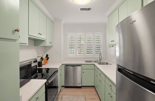 Saint Simons Island Condominio | Charming Condo Across the Street from the Beach