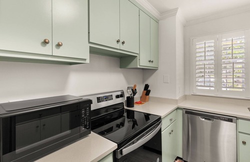 Saint Simons Island Condominio | Charming Condo Across the Street from the Beach