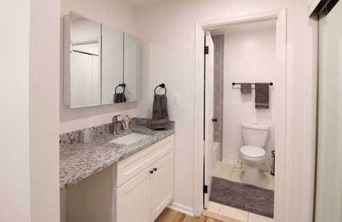 West Falls Church Condominio | Charming Condo With Lakeside View
