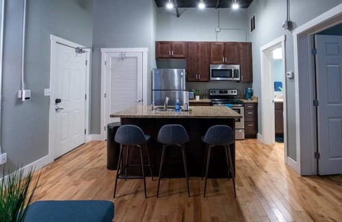 Downtown Apartamento | Charming Condo with King Bed in Heart of Downtown!