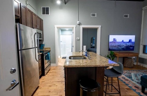 Downtown Apartamento | Charming Condo with King Bed in Heart of Downtown!