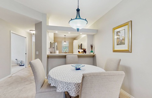 Naples Condominio | Charming condo with screened lanai, wifi & access to outdoor community pool